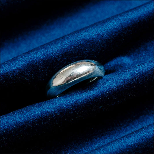 Anel Abaulado Minimalista Atemporal em Prata