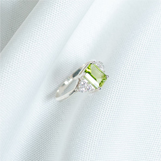 Anel Peridoto Zircônias em Prata 950