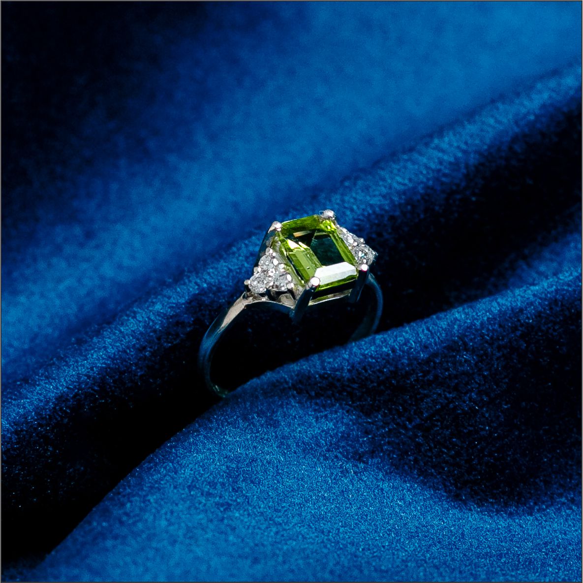 Anel Peridoto Zircônias em Prata 950