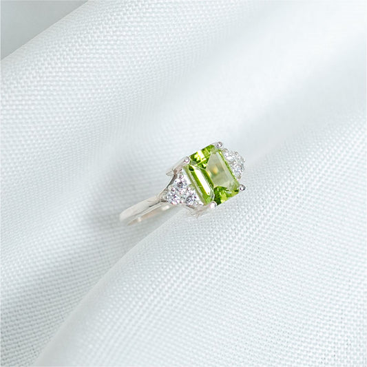 Anel Peridoto Zircônias em Prata 950