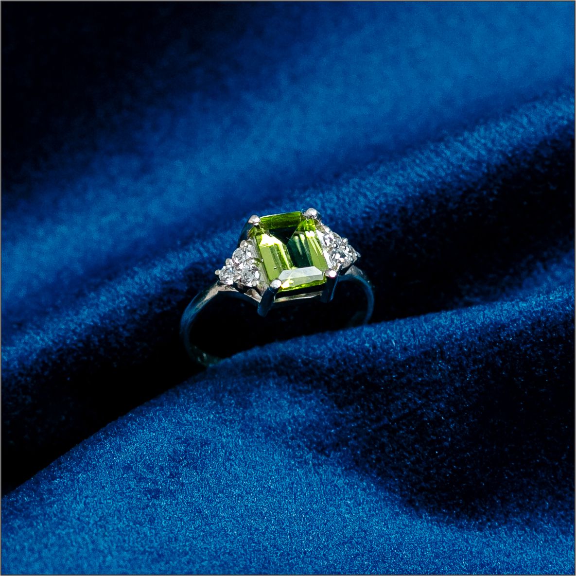 Anel Peridoto Zircônias em Prata 950