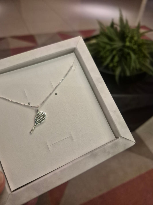 Colar Pingente Raquete Tenis em Prata